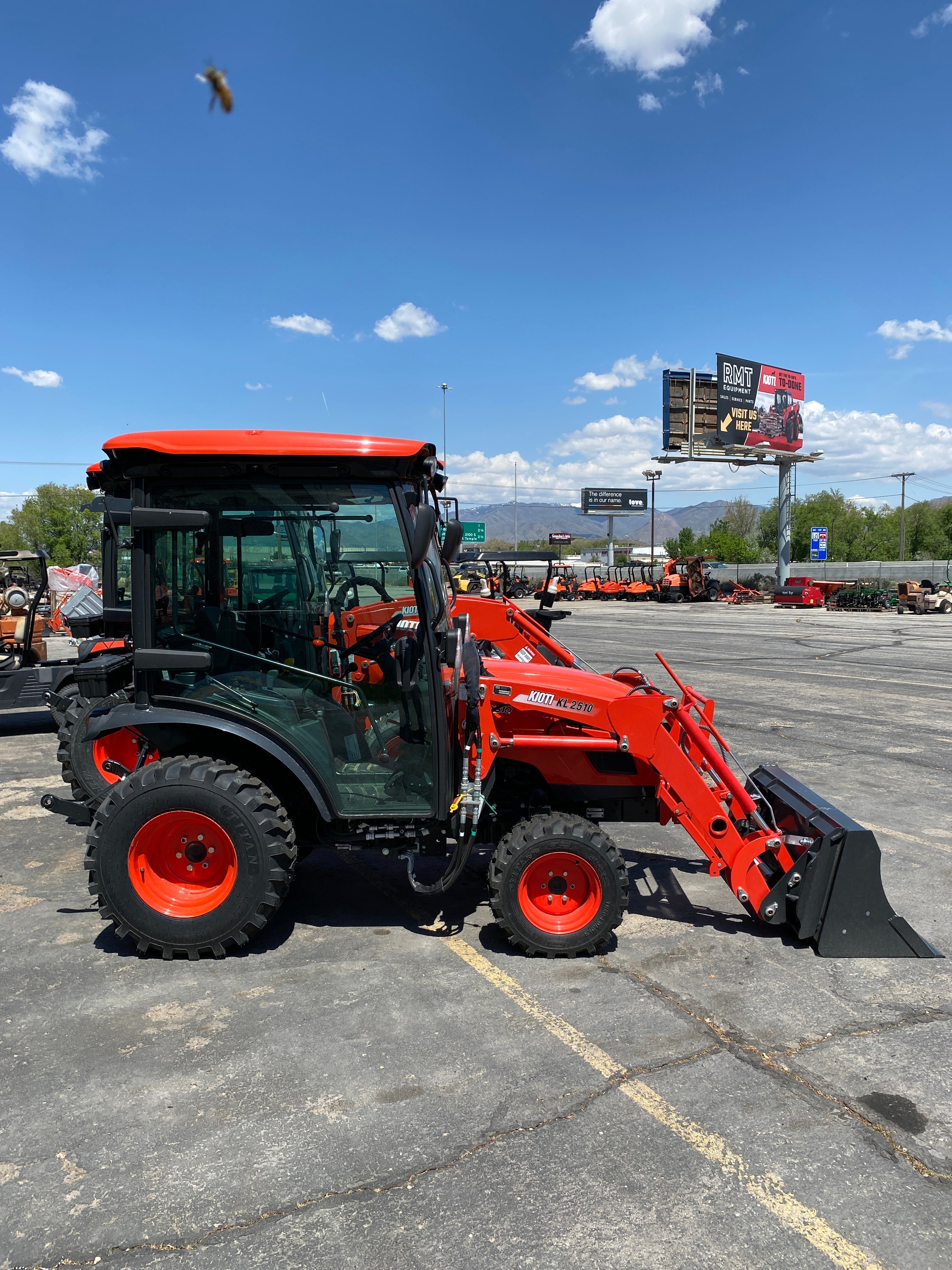 Kioti CX2510 HST Cab *** 0% financing available***